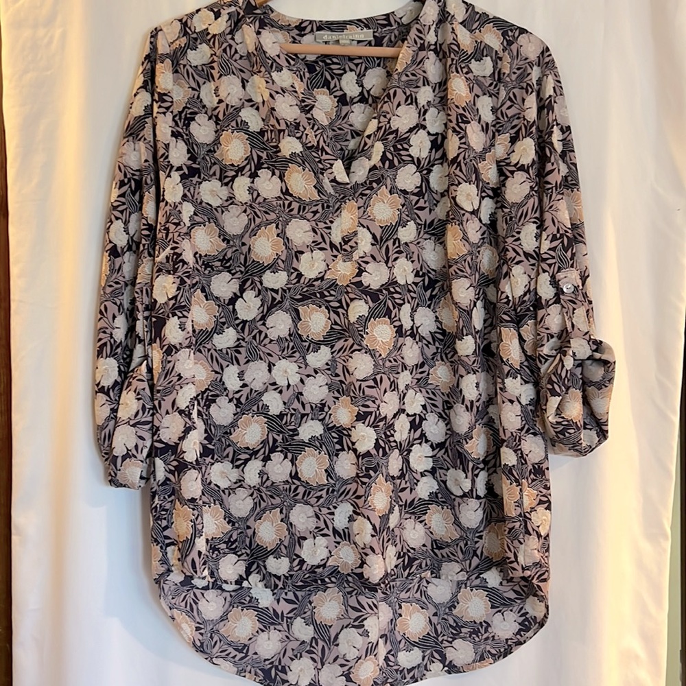 Women's v-neck, 3/4 sleeve top.